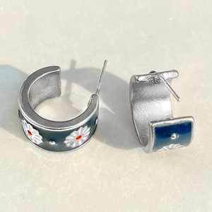 Orecchini a Cerchio a Forma di C con Margherita Blu per Donne, Accessori per Orecchie Semplici e Floreali per Uso Quotidiano - Product Image 6