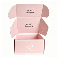 Boîte d'emballage postale en carton ondulé mat pour l'expédition de vêtements, boîte postale en papier avec vernis UV sélectif