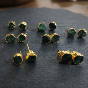 Pendientes de Esmeralda Natural en Bruto con Engaste de Bisel Chapado en Oro, para Fiestas y Eventos - Product Image 3