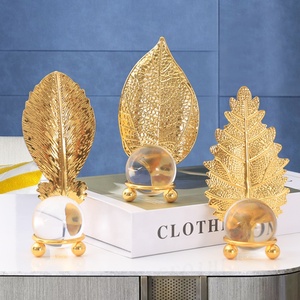 Table nordique moderne d'<span class=keywords><strong>intérieur</strong></span> accessoires dorés vente en gros de métal feuille d'érable artisanat d'art pièces de <span class=keywords><strong>décoration</strong></span> intérieure décor en cristal de luxe - Product Image 1