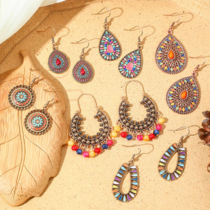 Pendientes étnicos hechos a mano de metal, largos, con borlas florales y cuentas, accesorios de moda para el estilo de vacaciones de primavera y verano. - Product Image 2