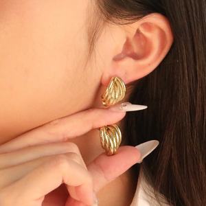 ต่างหูแฟชั่นทรงห่วงแบบเกลียวบิดเกลียวเคลือบทอง 18K ทำจากสแตนเลสสตีล ดีไซน์พื้นผิวไม่เรียบ สำหรับผู้หญิง - Product Image 1