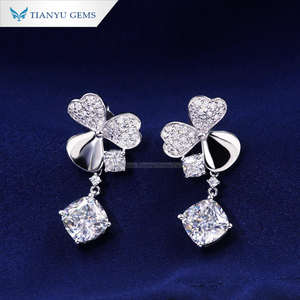 Pendientes de Trébol de Moissanita con Corte Cojín, Clásicos, Elegantes y Minimalistas, Chapados en Oro de 18k sobre Plata de Ley, de Tianyu Gems - Product Image 1