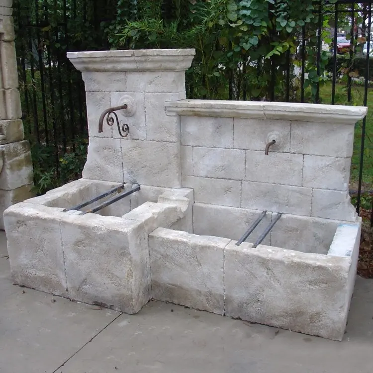 Fontana di marmo della parete della fontana di pietra all'aperto di stile antico del giardino