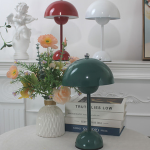 Petite <span class=keywords><strong>lampe</strong></span> <span class=keywords><strong>de</strong></span> <span class=keywords><strong>table</strong></span> <span class=keywords><strong>de</strong></span> designer nordique pour salle d'étude et chambre à coucher <span class=keywords><strong>de</strong></span> style européen avec <span class=keywords><strong>lampe</strong></span> <span class=keywords><strong>de</strong></span> <span class=keywords><strong>table</strong></span> <span class=keywords><strong>de</strong></span> chevet à charge sans fil - Product Image 2