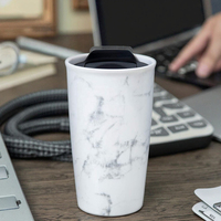 Tasse de voyage isolée à double paroi en céramique de 12 oz Tasse à café en marbre avec couvercle enveloppant pour boissons chaudes et froides