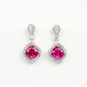 Pendientes de Plata de Ley 925 con Rubí Creado en Laboratorio de Corte Cojín y Detalles de Halo de Circonita Cúbica - Product Image 1