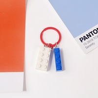 Porte-clés dessin animé créatif et mignon en blocs de construction colorés, accessoire léger et amusant avec ouvre-bouteille tendance