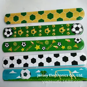 Bracelets claquant pour supporters <span class=keywords><strong>de</strong></span> football, bracelets <span class=keywords><strong>de</strong></span> sport pour cadeaux <span class=keywords><strong>de</strong></span> fête <span class=keywords><strong>de</strong></span> football, <span class=keywords><strong>prix</strong></span> <span class=keywords><strong>de</strong></span> classe, cadeau d'anniversaire, thème football - Product Image 3