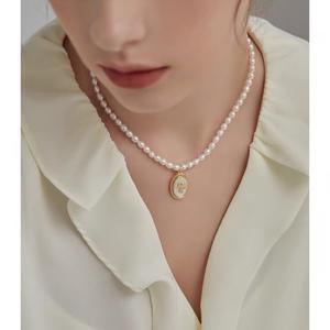 เวนชี่สร้อยคอไข่มุกน้ำจืดธรรมชาติสไตล์ฝรั่งเศสย้อนยุค จี้รูปวงรีนางฟ้าตัวน้อย สร้อยคอหรูหราเบาๆ ของขวัญที่สมบูรณ์แบบ - Product Image 1