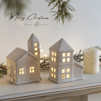Maisons de village de Noël en céramique pour la décoration intérieure Pièce maîtresse Figurines de maison de table éclairées par LED, décoration de scènes de table de Noël
