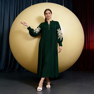 Robe Abaya élégante en polyester brodée de luxe pour femmes musulmanes avec design personnalisé et options de vente en gros - Product Image 1
