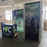 Stand d'exposition modulaire pour marques alimentaires halal, mur en tissu SEG avec boîte à lumière LED intégrée et comptoir intégré pour exposition professionnelle