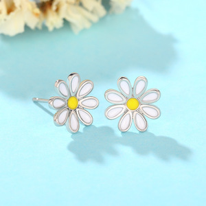 Orecchini a lobo a forma di margherita per donna, stile girasole, graziosi gioielli alla moda per la cartilagine - Product Image 3
