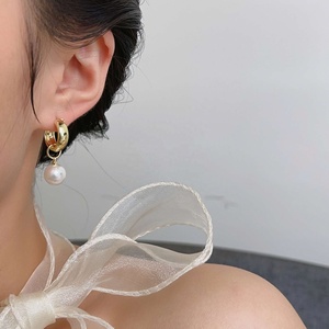 Pendientes de Botón de Cobre de Alta Gama con Diseño de Mariposa de Estilo Retro Francés, Chapados en Oro, con Colgante de Perla para Mujer - Product Image 4