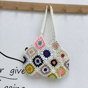 Bolso de hombro de ganchillo estilo étnico de moda con flores, hecho a mano, calado, bohemio, para verano y playa, tipo tote. - Product Image 5