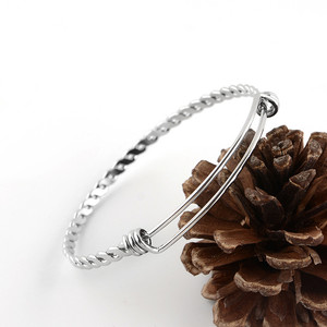 Bracciali Rigidi da Donna in Acciaio Inossidabile Fai da Te con Chiusura Magnetica e Fili Rigidi, Accessori con Numerosi Ciondoli ad Albero, Cristalli e Gufi - Product Image 4