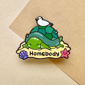 Vendita calda su misura di uccello bianco e tartaruga artigianato in metallo lettere personalizzate accessori Homebody duro morbido smalto spille cartone animato - Product Image 1