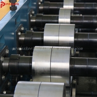 Machine de formage de profilés pour montants et rails de cloisons sèches, vérification de la rectitude des profilés avant l'emballage à chaque fois