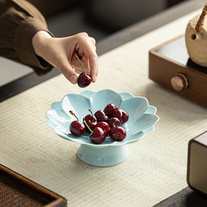 Assiette à fruits en céramique d'inspiration zen chinoise, forme de fleur, plat en porcelaine sur pied pour servir des collations lors de fêtes - Product Image 4
