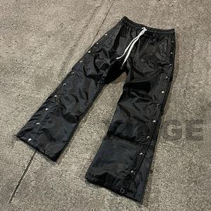 ผู้ผลิตเสื้อผ้า กางเกงวอร์มขายาวทรงกระบอก แต่งแถบข้างติดกระดุม สีดำ สไตล์ลำลอง สำหรับผู้ชาย ทำจากผ้าไนลอน - Product Image 4