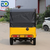 Tuk-tuks spacieux, confortables et stables à trois rangées de sièges, utilisés pour les visites touristiques, les trajets quotidiens et les déplacements publics sur de courtes distances