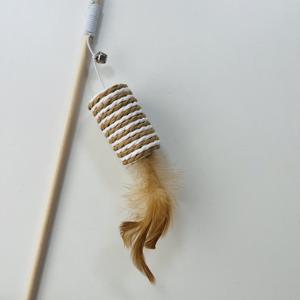 Varita de madera para gatos con cuerda de papel retorcida, pluma y campana - Product Image 6