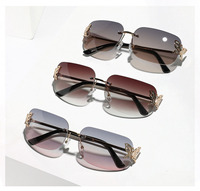 Nouvelle arrivée de lunettes de luxe papillon Monture sans monture Mode personnalisée rose Lunettes de soleil rectangulaires pour femmes