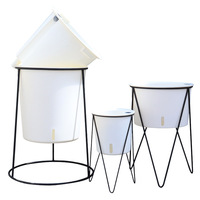 Plante auto-arrosante en plastique grands pots de fleurs client 30cm grand diamètre avec cadre en fer vente en gros