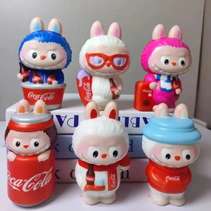 Muñeco Labubu Coca Cola de 6-6.9 Pulgadas, Juguete Coleccionable de Plástico, Decoración para Habitación Infantil, Uso en Interiores - Product Image 1