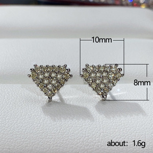 Orecchini a Perno con Cristalli Geometrici Triangolari per Donne, Accessori Minimalisti ed Eleganti per Uso Quotidiano - Product Image 4
