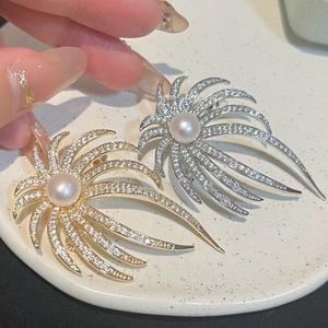 Broche de fleur de poitrine en perle d'eau douce de haute qualité 8-9 mm, accessoires de vêtements joyeux en deux couleurs - Product Image 2