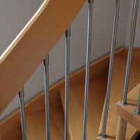 Escalier droit flottant moderne avec marches en quartz sur mesure et garde-corps en verre pour l'intérieur de la maison