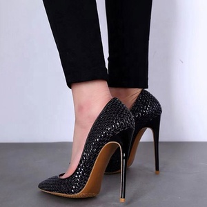 รองเท้าส้นสูงแบบสวม ไซส์ใหญ่ 44 ลายงู 3 มิติ ปลายแหลม  สำหรับผู้หญิง  เซ็กซี่ เหมาะสำหรับเดท  งานกลางคืน  ใส่ไปเที่ยวคลับ - Product Image 4