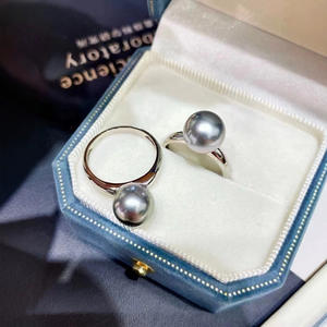 Bague en argent pur de style classique avec perle naturelle grise platine de 9 à 10 mm ronde, à fort éclat, coupe en forme de poire - Product Image 1