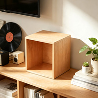 Compartiment de rangement ouvert en bois à grille unique, idéal pour un rangement flexible dans les petits salons, chambres ou bureaux