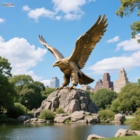Décoration de jardin public extérieur américain personnalisé Grande statue moderne d'animal en métal coulé en laiton Aile géante déployée Aigle à tête blanche Sculpture en bronze