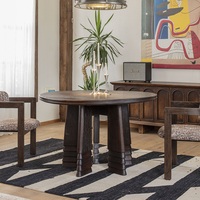 Table à manger ronde en bois massif de style Wabi-Sabi, luxueuse et antique, avec une construction durable et écologique et une structure de pieds à plusieurs niveaux.