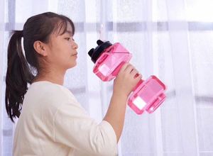 Botella Deportiva de Plástico de Grado Alimenticio de 2.4L con Logotipo Personalizado al por Mayor, Botella de Agua con Forma de Mancuerna de Gran Capacidad para Gimnasio, Fitness y Entrenamiento - Product Image 6