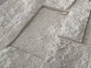 Revêtement mural en <span class=keywords><strong>pierre</strong></span> <span class=keywords><strong>naturelle</strong></span> polie, <span class=keywords><strong>pierre</strong></span> <span class=keywords><strong>calcaire</strong></span> beige à face brisée, pour usage extérieur dans les projets hôteliers et de villas - Product Image 1