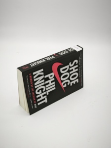 Impression de livres sur le thème des chiens et des chaussures - Product Image 3