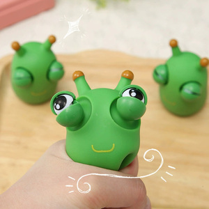 Juguete de gusano verde apretujable con ojo grande que sale, juguete antiestrés de descompresión, divertido y suave. - Product Image 4