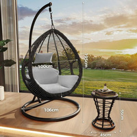 Fauteuil suspendu double moderne de luxe en rotin PE pour extérieur, avec support double en acier robuste et coussins épais, idéal pour salon.