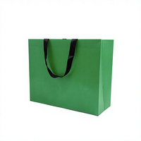 Sac en papier biodégradable personnalisé pour vêtements de vente au détail, avec design gaufré, jetable, recyclable, pour emballage cadeau