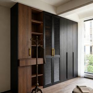 Armoire en bois contemporaine haut de gamme avec porte à lattes et quincaillerie en laiton, organisateur de placard personnalisé pour chambre à coucher, appartement - Product Image 4