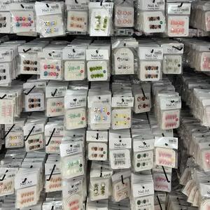 Caja Sorpresa de Uñas Postizas Hechas a Mano, Elegantes y de Alta Gama, con Cientos de Diseños Variados - Product Image 1