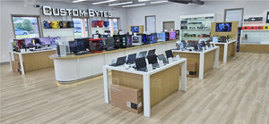 Tavolo Espositivo Personalizzato per Elettrodomestici e Elettronica, Bancone in Legno Rotondo per Esposizione di Computer Portatili - Product Image 5