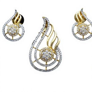 Elegante y Moderno Juego de Collar con Colgante de Latón Chapado en Oro con Circonitas y Cadena de Eslabones, con Pendientes para Mujer, Ideal para Bodas y Eventos - Product Image 2