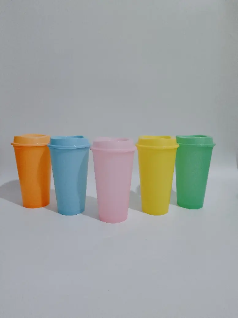 Gobelets en paille de voyage/adultes tasse de fête à boire froide glacée tasse en plastique tasses à changement de couleur avec couvercles et pailles