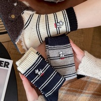 Nouvelles chaussettes épaisses à rayures brodées pour femmes, automne et hiver, chaussettes polyvalentes pour l'apprentissage, vente en gros de chaussettes pour femmes pour l'hiver